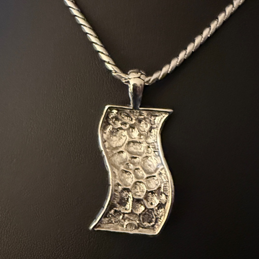 Necklace & Earring Set in Silver Tone/Black with Pebble Finish. - Picture 4 of 9
